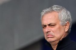 Roma thua, Mourinho viện cớ khó nghe