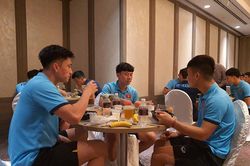 Tuyển Việt Nam xơi... cơm hộp tại khách sạn hạng sang ở Singapore