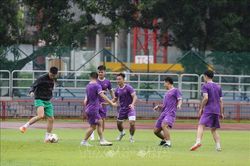 Đội tuyển Việt Nam tập buổi đầu tiên ở Singapore