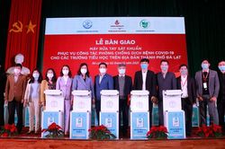 Đà Lạt: Bàn giao máy rửa tay sát khuẩn cho các trường học