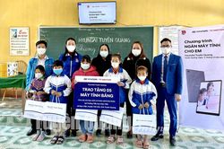Tặng 10 máy tính bảng cho học sinh khó khăn