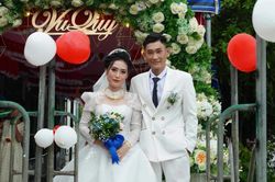 Cưới ngày lũ, chú rể làm cầu tạm dẫn vào nhà cô dâu