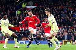 MU 3–2 Arsenal: Ronaldo đạt cột mốc 800 bàn, MU ngược dòng đánh bại Arsenal