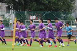 Nhật ký AFF Cup 3/12: Tuyển Việt Nam rèn thể lực. Công Phượng và Tiến Linh là cặp song sát