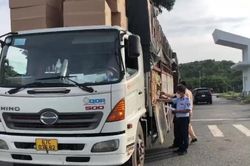 Phát hiện 3 xe ôtô tải chở hàng không rõ nguồn gốc xuất xứ