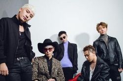 Fan Big Bang thuê xe tải biểu tình trước tòa nhà YG đòi nhóm sớm comeback