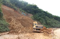 Tương Dương khẩn trương khắc phục các điểm sạt lở núi nghiêm trọng