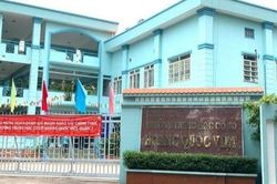 Giáo viên ngữ văn uống thuốc ngủ tự tử trước mặt hiệu trưởng