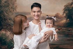 Mạc Văn Khoa tung bộ ảnh kỷ niệm sinh nhật 1 tuổi của con gái, ái nữ hiếm hoi cười tít mắt