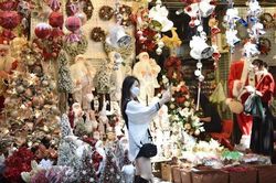 Giới trẻ đổ xô lên phố Hàng Mã 'sống ảo' trước thềm Giáng sinh