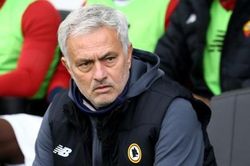 Mourinho trút giận lên phóng viên: Đó là lý do các người nghèo hơn tôi!