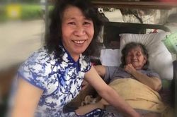 Người đàn ông 20 năm mặc đồ nữ, khi biết sự thật, ai cũng lặng người