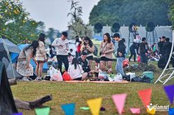 Dân Hà Nội đổ về chân cầu Vĩnh Tuy cắm trại, chờ ngắm hoàng hôn sông Hồng
