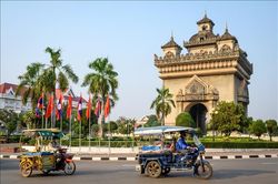 Sống chung an toàn với COVID-19: Lào tiếp tục cấm cá nhân ra vào khu vực có lây nhiễm