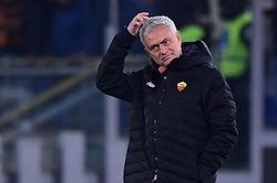 Mourinho từ chối trả lời phỏng vấn, chế giễu phóng viên sau trận Roma thảm bại Inter