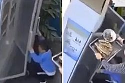 Đang bê khay thức ăn, anh phục vụ phản ứng xuất thần khi thấy tủ lạnh đổ vào người cậu bé