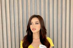 Hoa hậu Đỗ Thị Hà diện váy vàng rực nổi bật sự kiện chào đón Giáng sinh tại Miss World