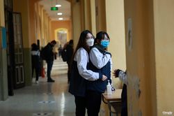 Học sinh 12 ở Hà Nội hào hứng ngày trở lại trường
