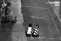 Cậu bé ngày nào cũng một mình đi học sớm, ngồi chờ bên ngoài đợi trường mở cửa