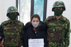 Người phụ nữ bị bắt cùng 10 bánh heroin