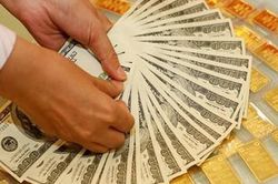 Giá vàng lặng sóng, giá USD tăng vọt