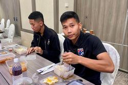 Như đội tuyển Việt Nam, Thái Lan khoe cũng được người hâm mộ tiếp tế