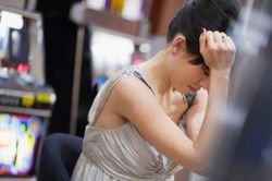 Người tình đại gia 'quất ngựa truy phong', gái trẻ nghẹn ngào ôm 'món quà' cay đắng