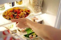 Ăn cơm rang để tủ lạnh, người phụ nữ hôn mê sâu, nguy kịch tính mạng