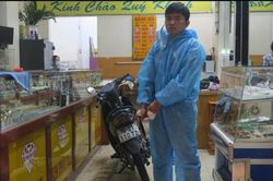 Đối tượng kề dao vào cổ khống chế bé trai 7 tuổi để cướp tiệm vàng