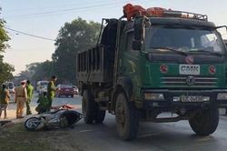 Va chạm với xe tải, cô gái bị kéo lê nhiều mét, tử vong tại chỗ