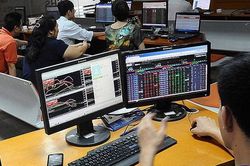 VN-Index mất 100 điểm từ đỉnh, nhà đầu tư nên làm gì?
