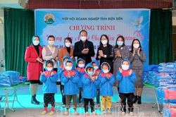 Tặng 300 áo ấm cho học sinh khó khăn tại TP. Điện Biên Phủ