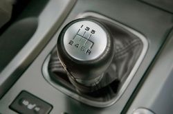 Vì sao nhiều người thích lái xe ô tô số sàn?