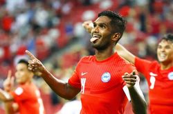 Philippines 1-2 Singapore: Chủ nhà đặt một chân vào bán kết