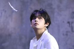 V (BTS) trở thành idol K-pop đầu tiên được chúc mừng sinh nhật trên Forbes