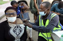 Nigeria bỏ phí 1 triệu liều vaccine COVID-19 trong một tháng
