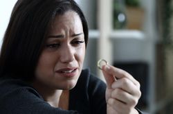 Cô gái được bạn trai cầu hôn bằng nhẫn kim cương nhưng 'méo mặt' khi biết sự thật