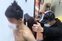 Khống chế đối tượng trèo lên tầng cao ném gạch vào người dân