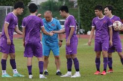 Nhật ký AFF Cup 9/12: HLV Park Hang Seo lo bị lộ chiến thuật