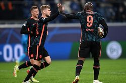 Bị Zenit cầm chân 3-3, Chelsea mất ngôi đầu bảng