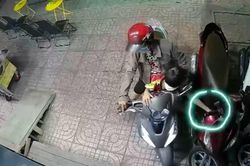 Mẹ nghiêng xe cho con gái nhỏ ăn cắp như chuyên nghiệp