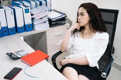 Lắng nghe bản thân để tránh 'nóng trong người' chốn công sở