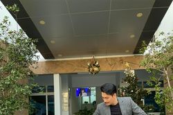Việt Anh khoe ảnh cưới khiến dân tình 'náo loạn' nhưng chi tiết này làm fan cứ thấy 'sai sai'