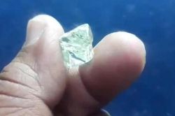 Người nông dân thành triệu phú khi đào được kim cương trong lúc làm đồng