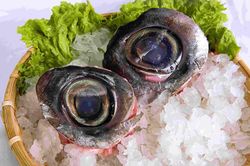 Món nhãn cầu cá ngừ ở Nhật Bản khiến người ăn khiếp đảm vì 2 con mắt mở thao láo