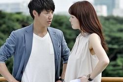Trước ngày cưới của bạn trai cũ, tôi dẫn con đi ngang qua nhà anh ấy thì bất ngờ con tôi chạy vào gọi bà nội cùng cái kết kịch tính