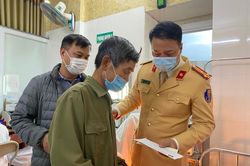 Xem Cảnh sát giao thông lao xuống dòng nước dữ cứu cô gái tự tử
