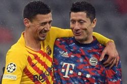 Lenglet giải thích hành động cười đùa với Lewandowski sau trận thua