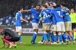 Kết quả cúp C2 lượt trận cuối: Leicester bị loại, West Ham, Napoli đi tiếp
