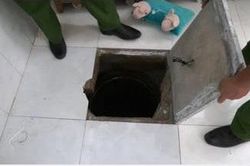Bắt đối tượng truy nã đào hầm trong nhà để lẩn trốn